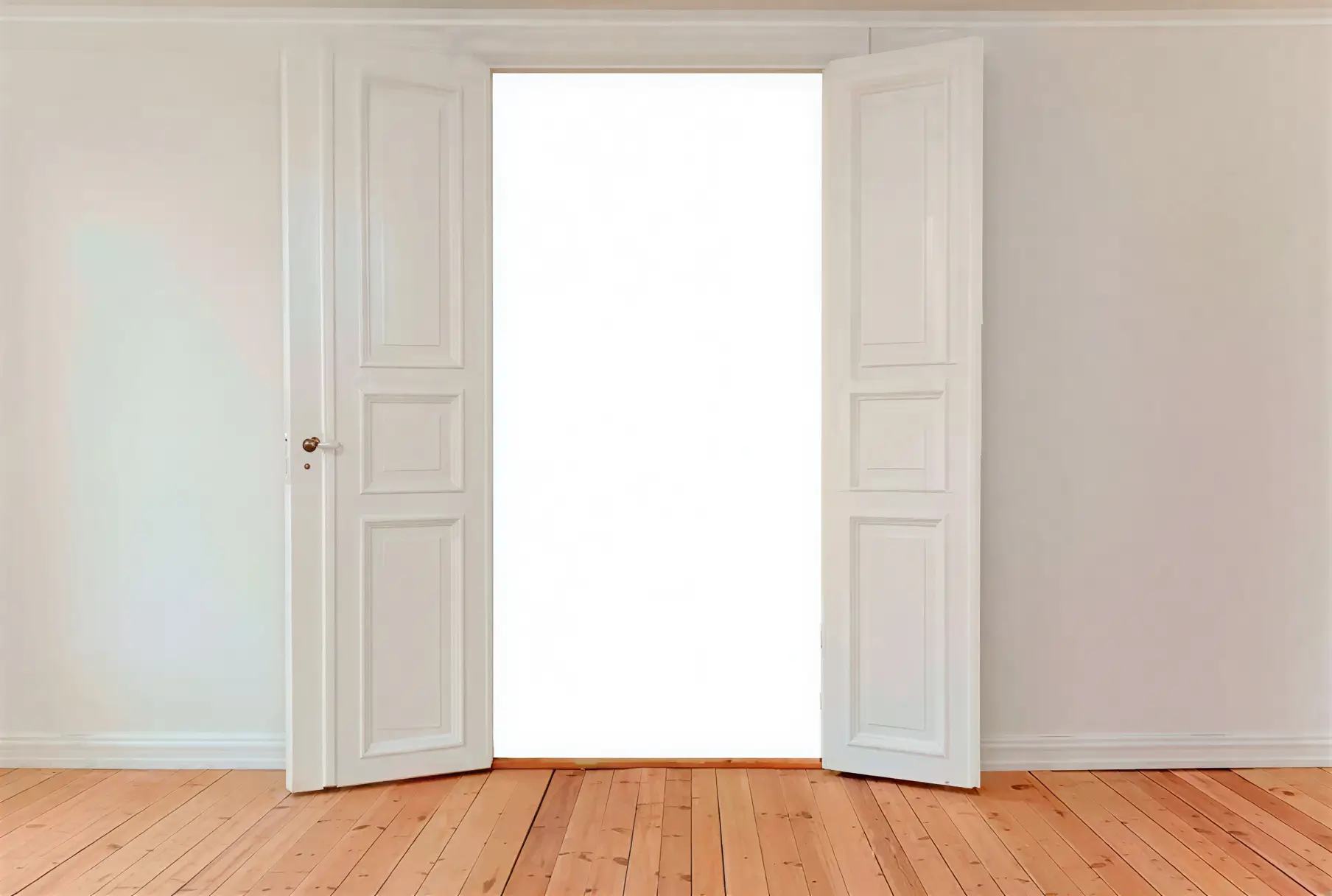 Los Pintores Marbella lacando puerta interior en blanco con acabado profesional