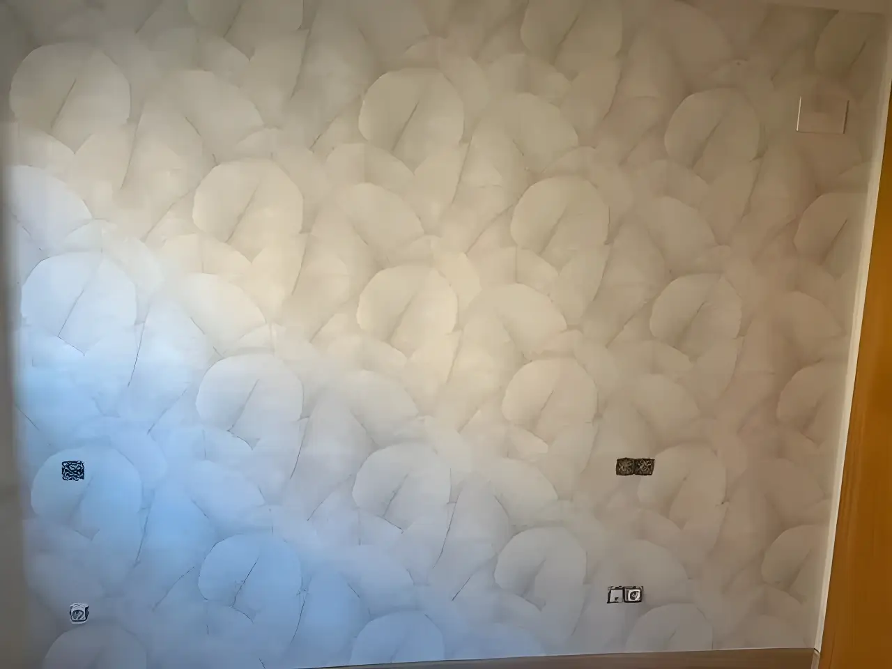 Los Pintores Marbella aplicando papel pintado de textura clara en salón reformado