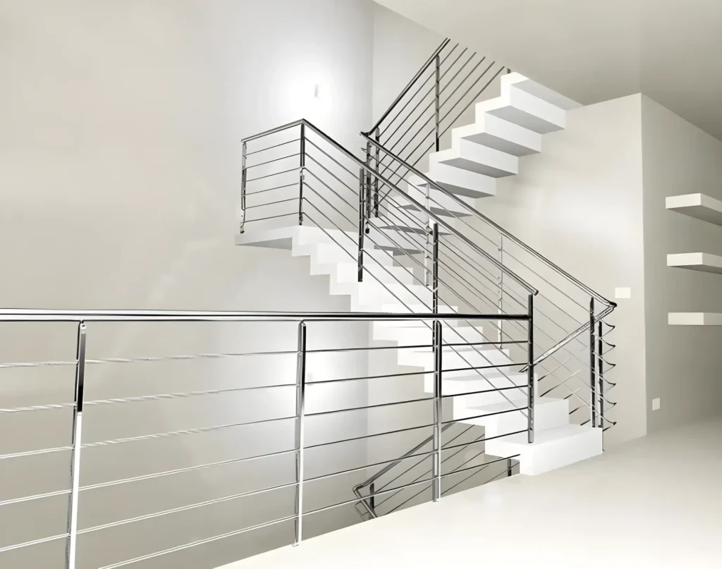 Escalera interior de comunidad pintada por Los Pintores Marbella con acabado profesional