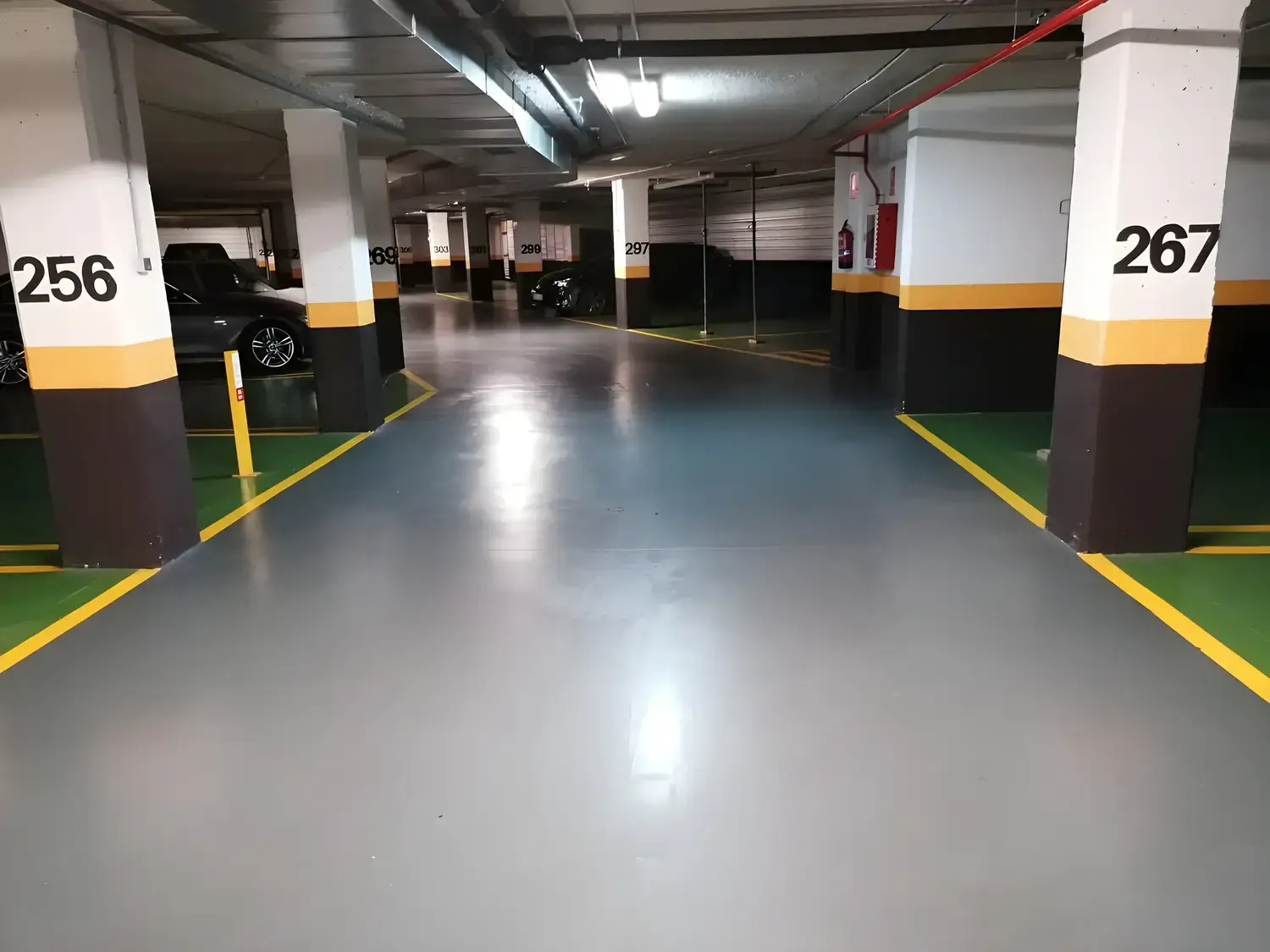 Garaje comunitario pintado y señalizado por Los Pintores Marbella