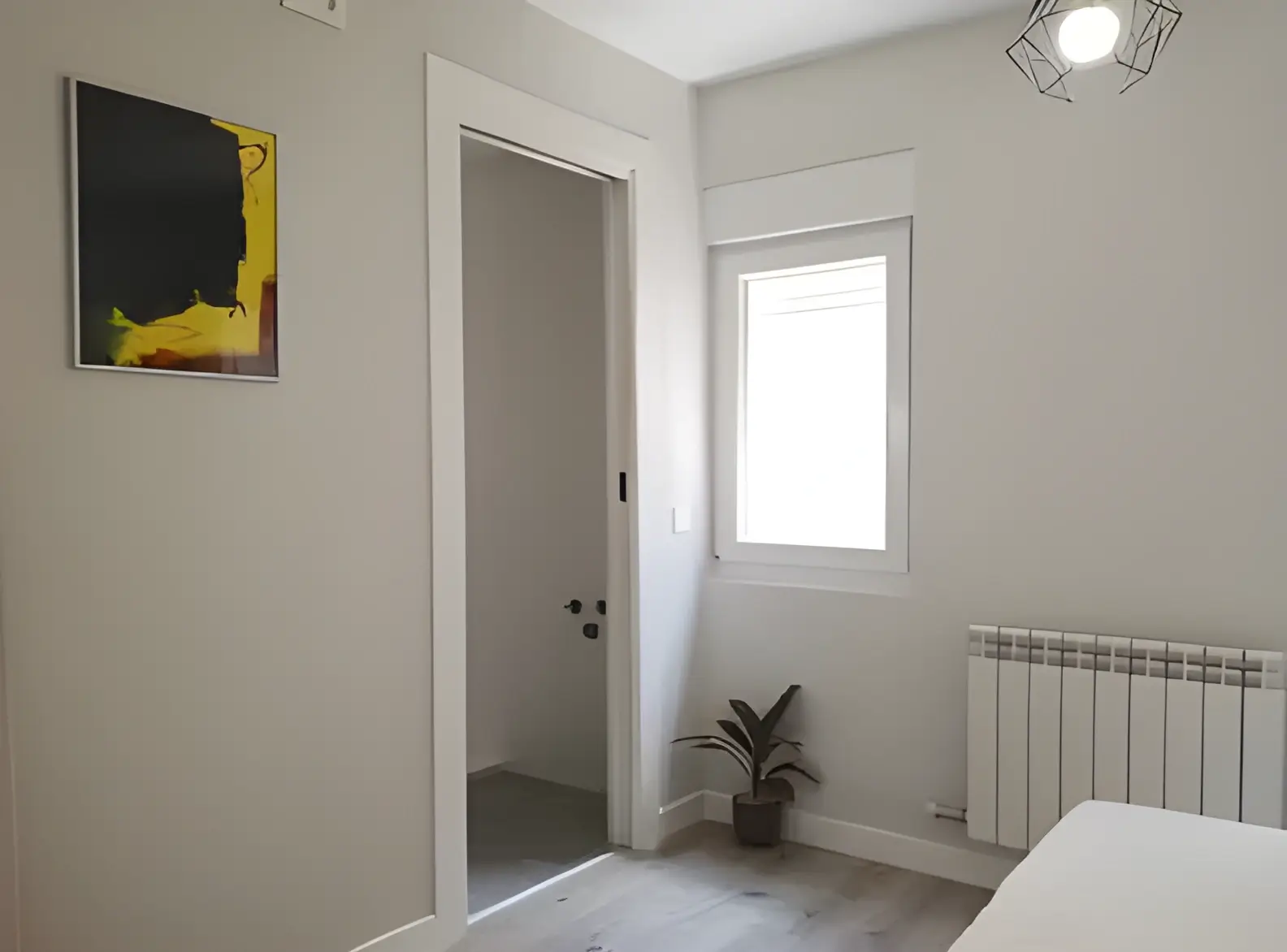 Habitación recién pintada en blanco por Los Pintores Marbella para comunidad de vecinos