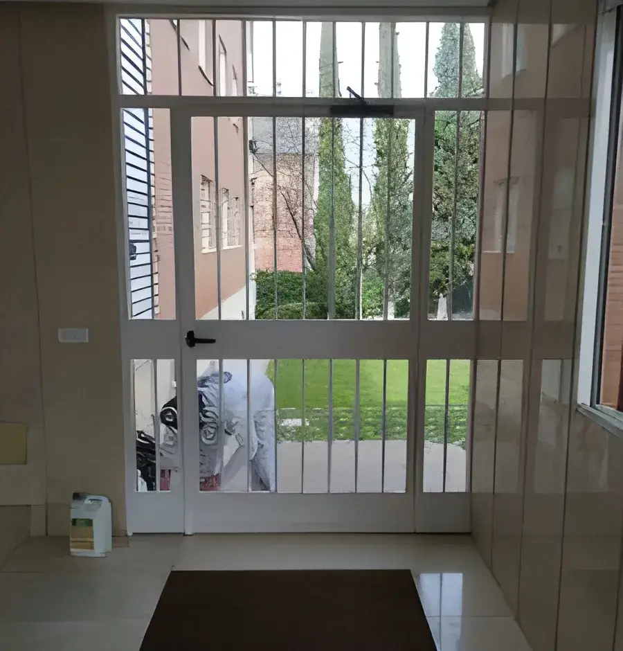 Portal de comunidad pintado por Los Pintores Marbella con acabado luminoso