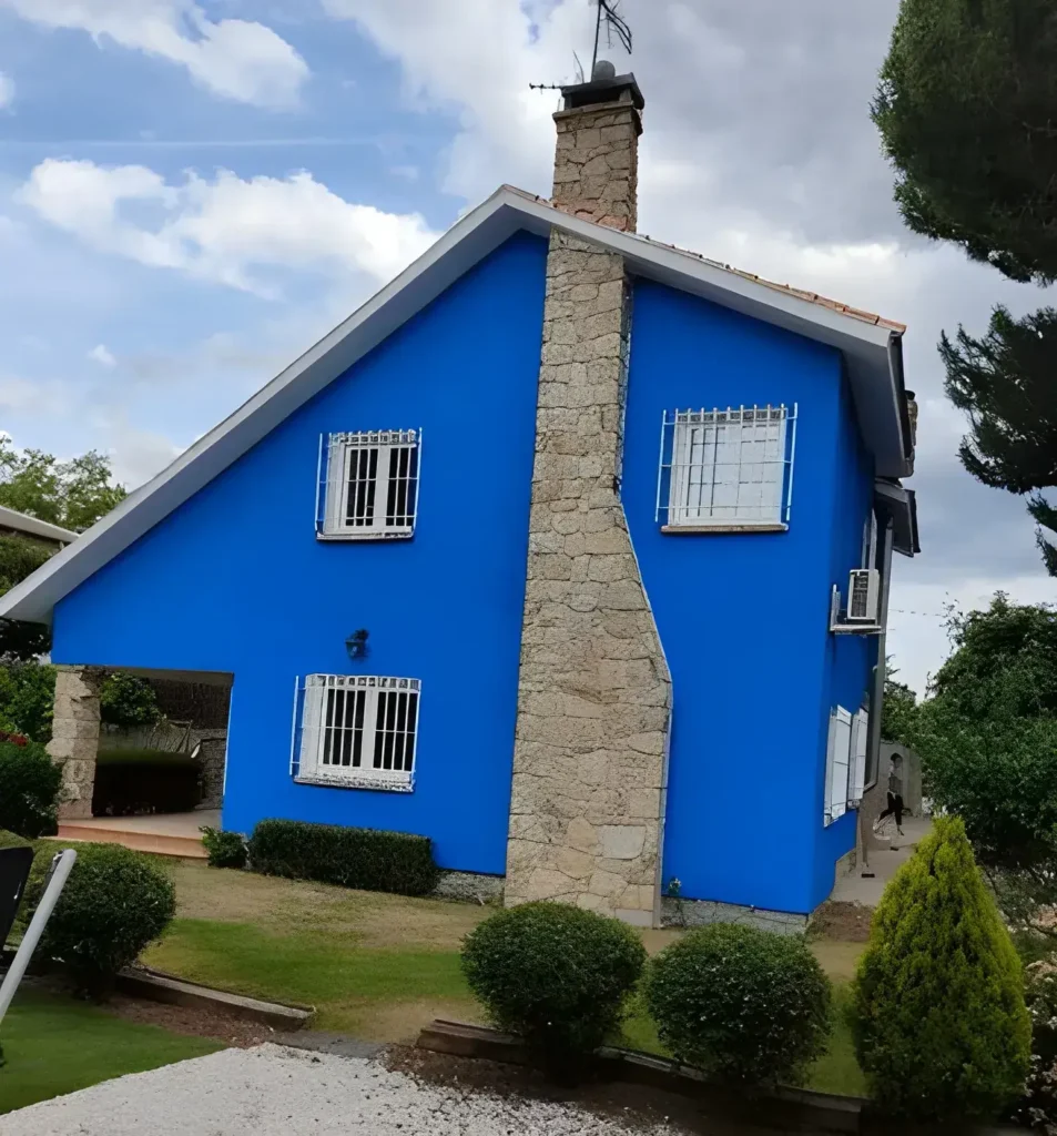 Los Pintores Marbella pintando fachada de casa unifamiliar en color azul intenso