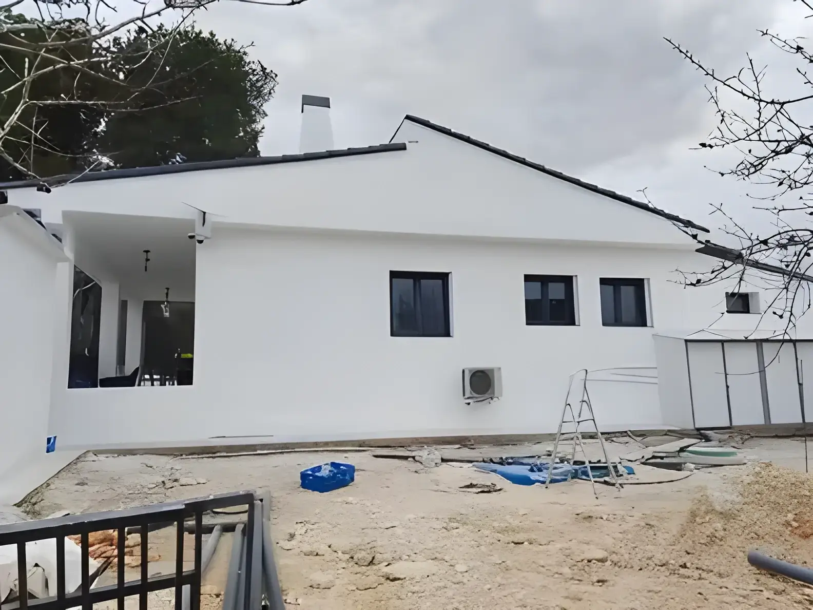 Los Pintores Marbella Fachada de chalet blanco recién pintada con acabado profesional