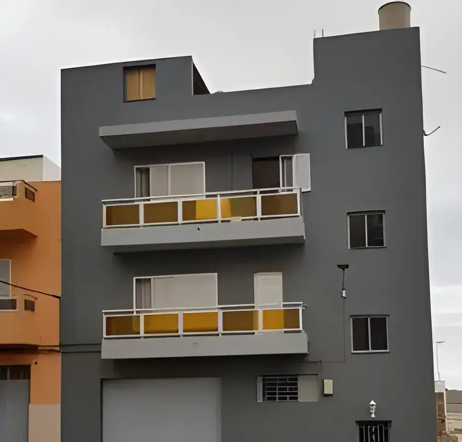 Los Pintores Marbella Rehabilitación y pintado de fachada de comunidad en color gris moderno