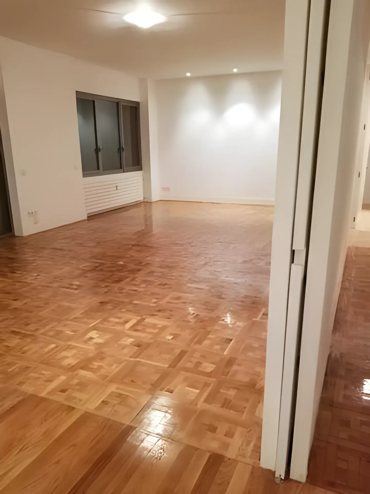 Salón amplio pintado en blanco por Los Pintores Marbella, acabado limpio y luminoso