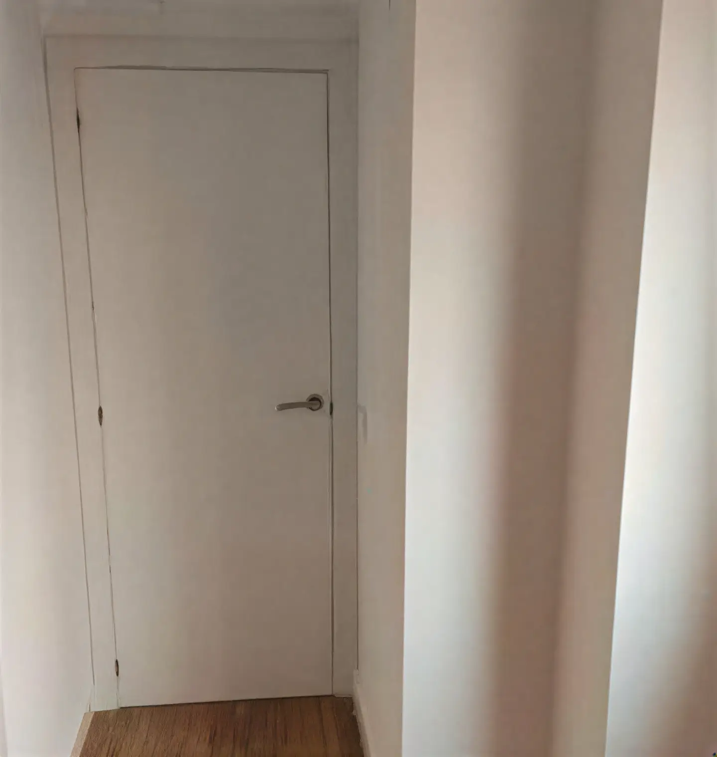Puerta interior lacada en blanco en pasillo realizada por Los Pintores Marbella