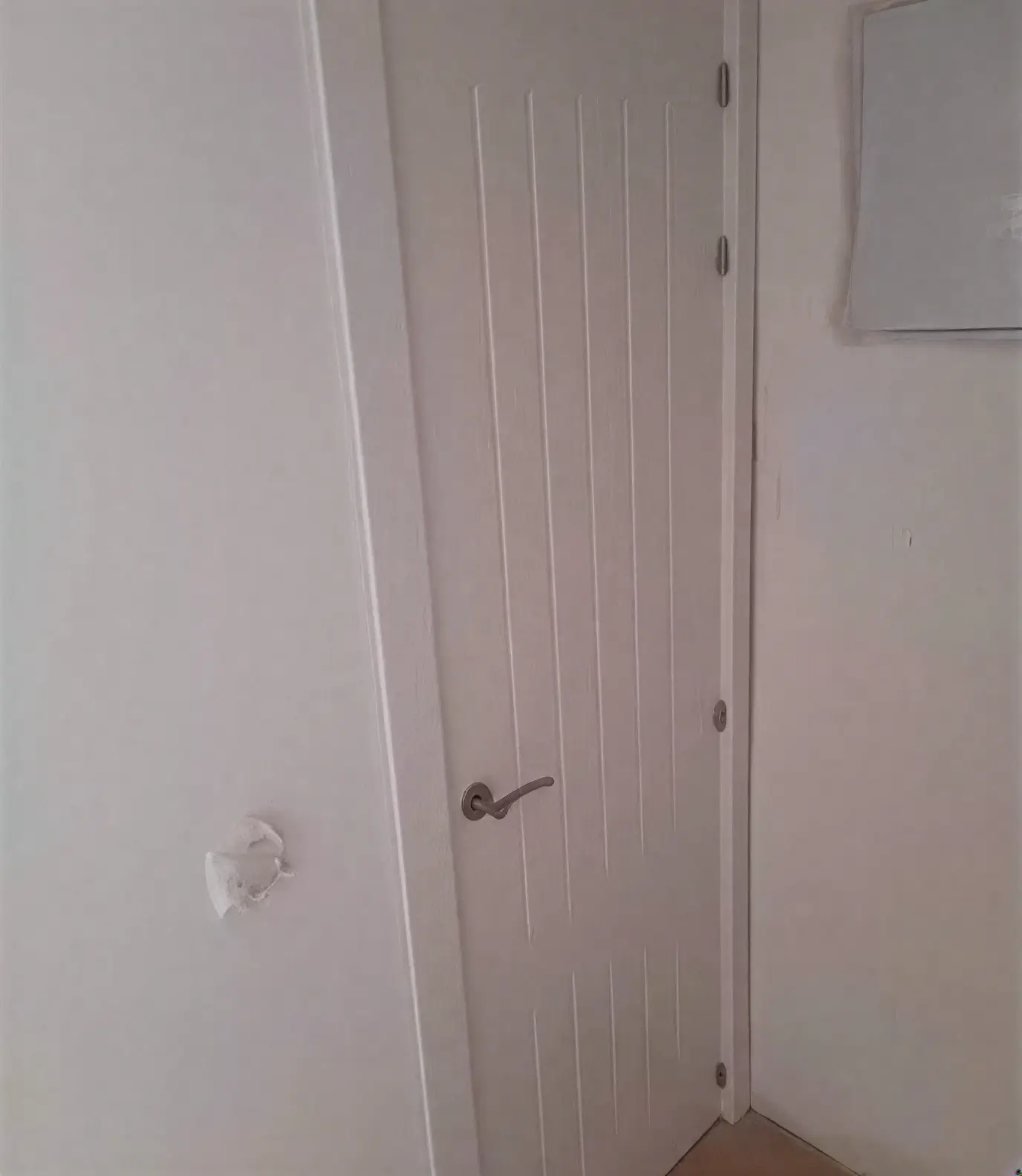 Puerta moderna con ranuras lacada en blanco por pintores profesionales en Marbella